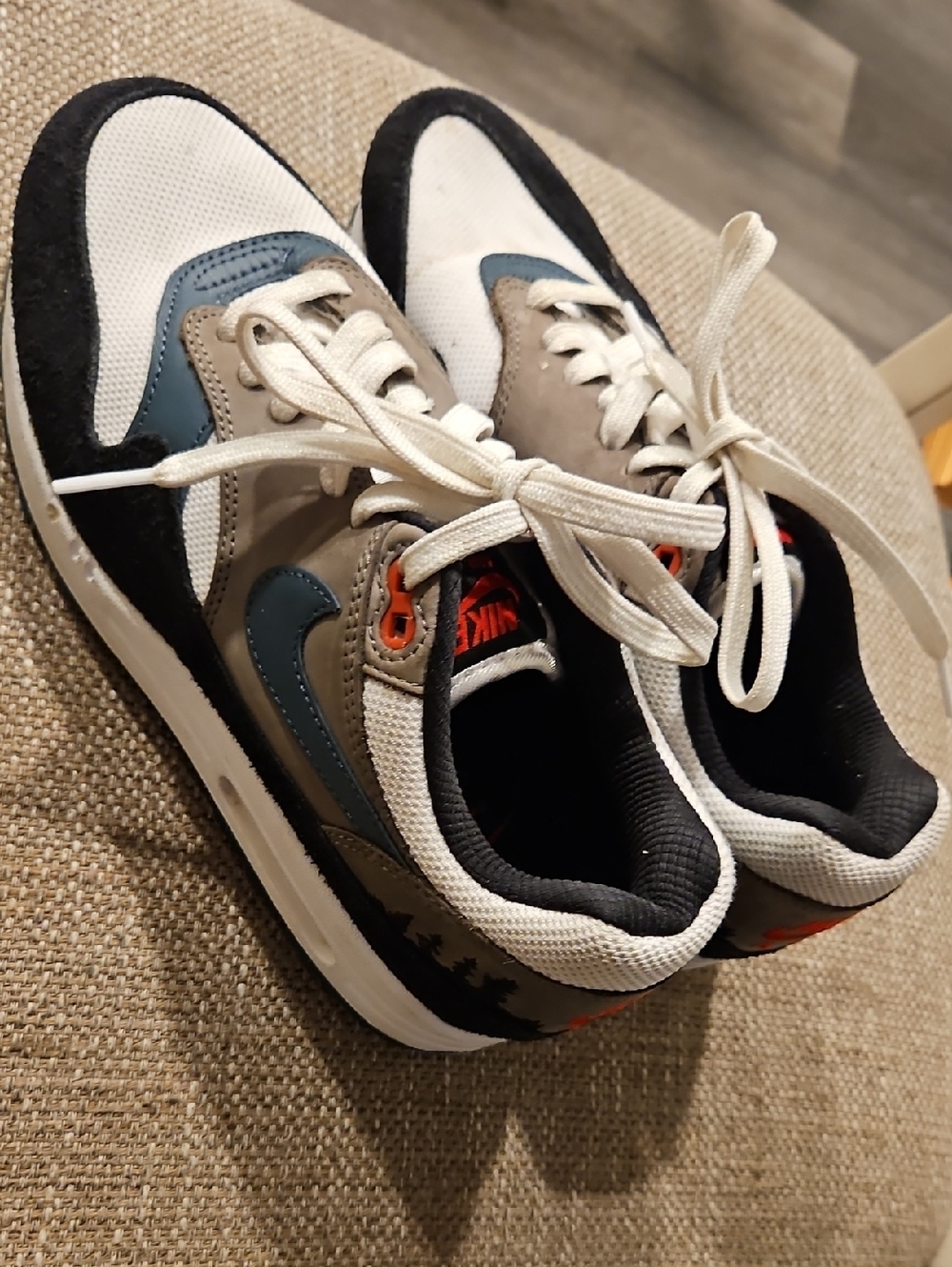 LIKE NEW Nike Kids Sneakers in White, Black & Blue-Green